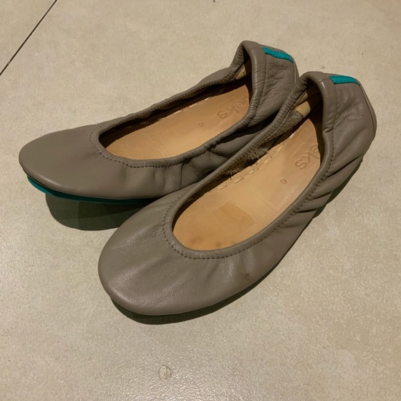 Tikes women’s gray round toe flats shoes size 6 - Picture 3 of 6